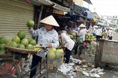 Market waste causes a stink in Long Bien area