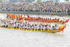 Thousands flock to festival boat race