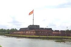 Hue to fire cannons of Flag Tower for tourists