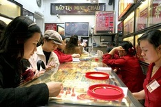 State Bank mulls over hike in gold imports