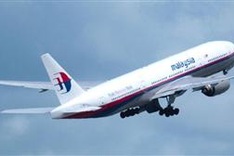 Malaysia Airlines loses contact with plane carrying 239 people