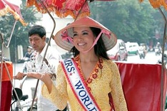 Mrs World 2011 graceful in Hanoi