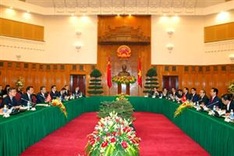 PM holds talks with Chinese counterpart