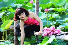 Lotus season photo ops bring fringe business opportunities