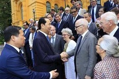 President meets Vietnamese, foreign scientists