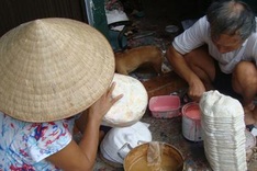 Hanoi couple makes living with traditional paper masks