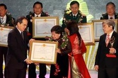 Vietnamese enterprises receive National Quality Awards
