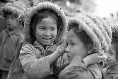 Children in wartime depicted in photos