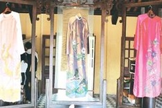 Hue visitors get glimpse of royalty