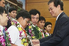 PM honours ten outstanding Vietnamese citizens