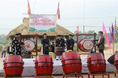 Quang Tri honours traditional bai choi singing