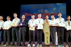 500 Vallet scholarships given to Vietnamese students
