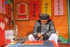 Calligraphy writing street attracts Hanoians