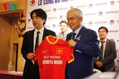 Toshiya Miura coaches national football team
