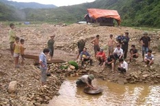 Illegal gold miners given marching orders in Kon Tum