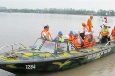 Expatriate-funded speedboat presented to Truong Sa soldiers