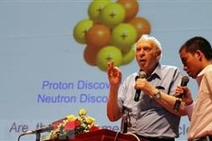Nobel laureate discusses quark particle with Vietnamese students