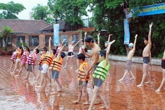 Da Nang works to teach children to swim