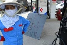 HCMC gas stations stop selling, wait for price hike