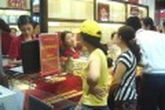 People turn their backs to gold and foreign currency