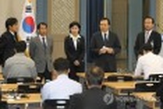 S.Korea's defense chief resigns over N.Korea's artillery attack