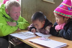 Two foreigners walk 7,000km to help Vietnamese children