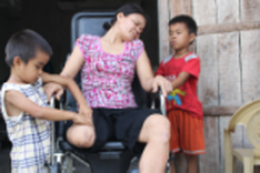 Ha Tinh boys take care of ailing parents