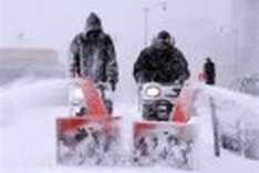 Snow shuts down federal government, life goes on