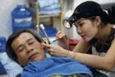 Vietnamese clients wax poetic over ear picking