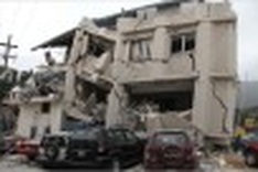 7.0 quake leaves Haiti capital in 'total disaster and chaos'
