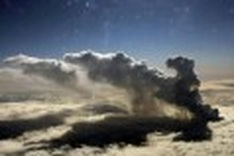 Growing volcano cloud heightens Europe air chaos
