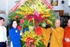 HCM City’s leaders congratulate Lord Buddha’s 2555th birthday