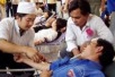 Ceremony praises 100 blood donors