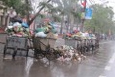 Garbage is piling up in Vinh City waste crisis