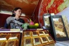 Vietnam's mooncakes a sweet way to grease wheels of commerce