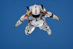 Skydiver Felix Baumgartner breaks sound barrier