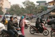 Pedestrians opt to avoid Hanoi’s filth-ridden overpasses