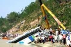 Drowned bus recovered; remains of 15 bodies found