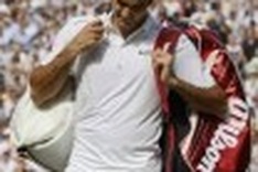 Federer loses at Wimbledon despite 2-set lead
