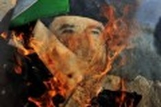 Libyan rebels push towards Tripoli, promise oil exports