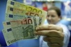 Euro hits 10-month yen high