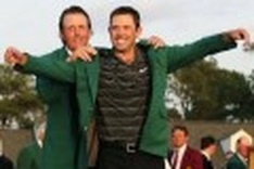 Schwartzel wins Masters with birdie blitz