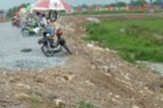 Can Tho Bridge transformed into a trail of rubbish