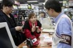 Chinese tourists flock to Japan, lift weak economy