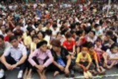 People flock to Hanoi millennium parade