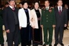 Delegates debate draft documents of congress