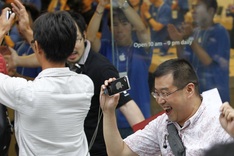 iPhone 5 launch draws crowds at Asia Apple shops