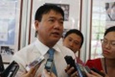 Transport Minister clubs golf ban opposition aside