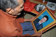 Father prepares funeral portrait for ill son