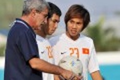 Calisto nods to stay longer with Vietnam Football team